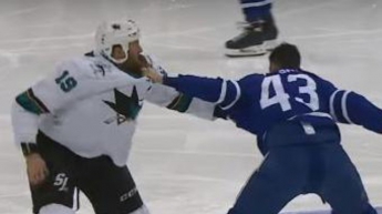 Хоккеист во время матча оторвал сопернику бороду (видео)