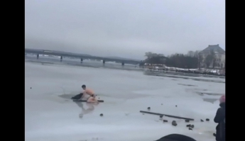 В Карелии парень кинулся спасать собаку из "ледяного плена" (видео)