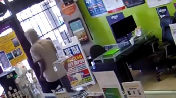 "Я же сяду в тюрьму": грабитель умолял продавщицу выпустить его из магазина (видео)