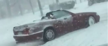В США мужчина прорывался сквозь снегопад на кабриолете: видео