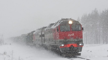 Сотни пассажиров поезда провели ночь в снежном плену