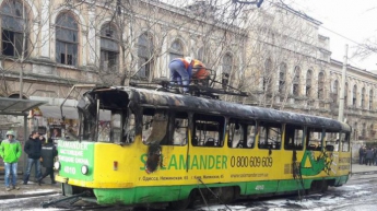В Одессе люди выпрыгивали из горящего трамвая, есть жертвы (фото, видео)