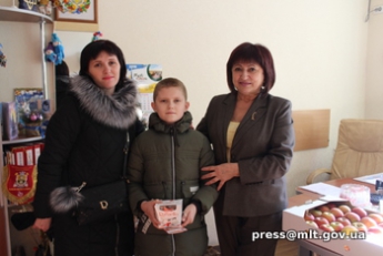 Подшефному ребенку  мэра Сергея Минько в исполкоме вручили подарок (фото)