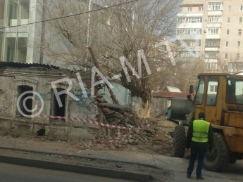 В центре Мелитополя сносят развалины старого дома (видео)