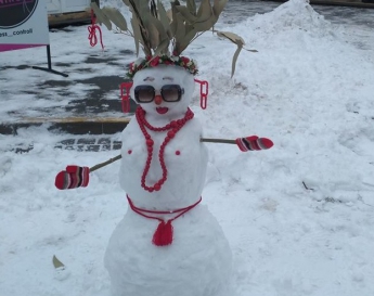 Работники Рижского рынка повеселили покупателей модным снеговиком (фото)