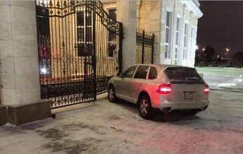В Казахстане полицейский на Porsche врезался в забор резиденции президента