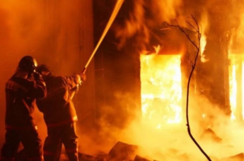 Ловили детей как мячи: невероятное спасение из горящего дома попало на видео