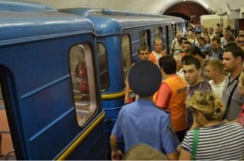 В метро Киева произошел жуткий инцидент с женщиной. ВИДЕО