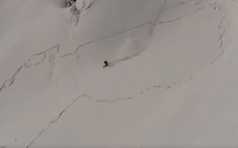 В Карпатах на Драгобрате сноубордист ушел от лавины: видео