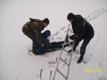 Случайный прохожий вызвал спасателей, для мужчины, который лежал на льду реки