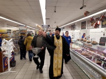 В Мелитополе священники со святой водой обошли организации, супермаркеты