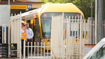 В Сиднее пассажирский поезд врезался в ограждение, есть пострадавшие