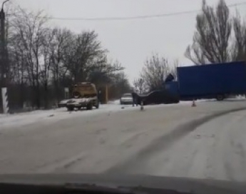 На выезде на Каховскую трассу столкнулись кроссовер и грузовик (видео)