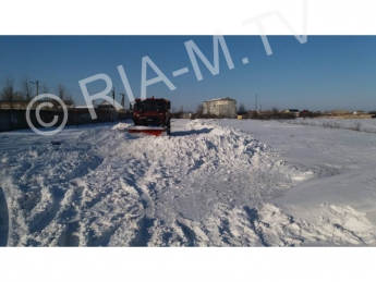 Метровые заносы снега образовались на дорогах в двух частях Мелитополя (фото)