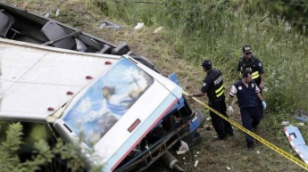Автобус рухнул в пропасть, погибли пассажиры (фото)