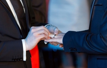 Двое мужчин из РФ заявили о признании их однополого брака в Москве