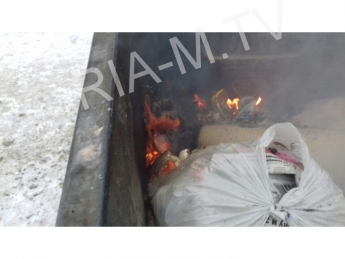 Горящий мусорный контейнер тушили снегом (фото)