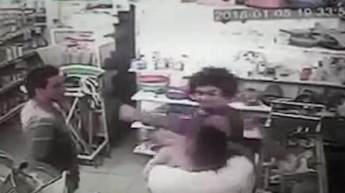 Посетитель магазина избил младенца (видео)