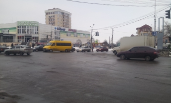 Из-за отключенных светофоров в центре города транспортный хаос (видео)