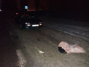 Под Николаевом водитель сбил пьяную школьницу, присевшую отдохнуть на обочине