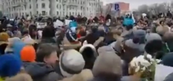 "Кто не скачет, тот чекист": появилось забавное видео с митинга против Путина в России