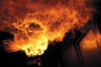 Посреди квартиры в многоэтажке ночью загорелся шкаф