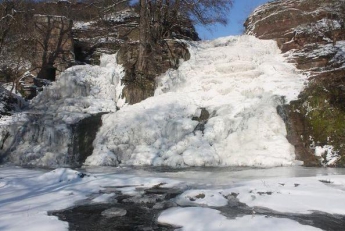 Замерз один из самых знаменитых водопадов Украины (фото)