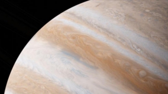 На поверхности Юпитера зафиксировали бурю (фото)