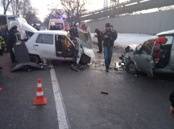 В Запорожье на Северном шоссе ДТП: ”лоб в лоб” столкнулись два авто, четверо пострадавших (фото)
