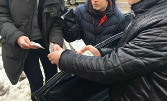 Под Киевом следователь и адвокат попались на взятке в $2200: фото