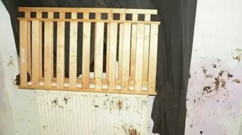 Родители держали двухлетнего сына в ужасающей комнате (фото)