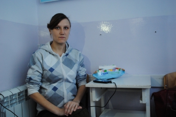 Беременная девушка, которую волонтеры застали в жутких условиях, находится в больнице (фото)