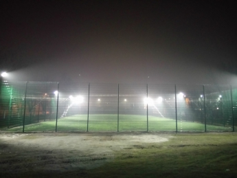 Светло, как днём. Футбольное поле снабдили современной подсветкой (фото)