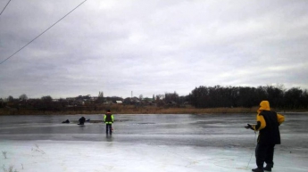 В Днепре рыбаки провалились под лед (фото)