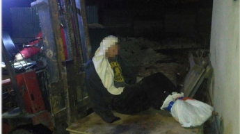 "В ледовом плену": в Одессе мужчина примерз ногами к крыше