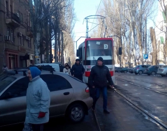 Пассажиры расчистили дорогу для трамвая, убрав автомобиль (ФОТО, ВИДЕО)