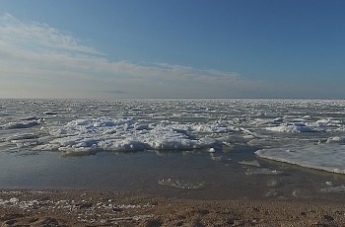 В Бердянском заливе встретились зима с весной (фото, видео)