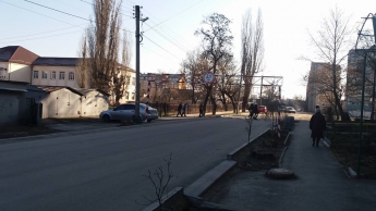Жители многоэтажки возле новой дороги выпросили ограничители для большегрузов (фото)