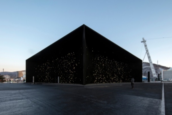 В Пхенчхане построили самое черное здание в мире (фото, видео)