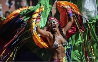 В Рио-де-Жанейро начался знаменитый карнавал (фото)