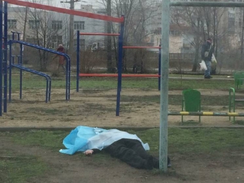 В Запорожье пенсионер умер на детской площадке (фото)