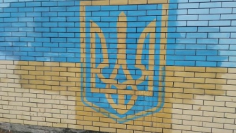 В Запорожской области сепаратисты закрасили герб Украины (Фото)