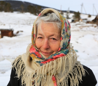 77-летняя пенсионерка покоряет Байкал на коньках (видео)