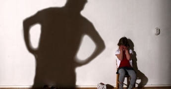 Отец насиловал дочь, пока мама была в роддоме: новые подробности дела