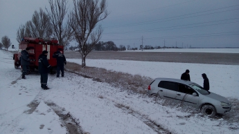 Спасатели в Запорожской области вытягивали автомобили из снежных заносов (фото)