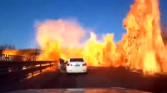 Огонь "поглотил" дорогу после аварии (видео)