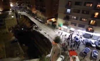 В Риме на глубину 10 метров обвалилась часть дороги вместе с авто