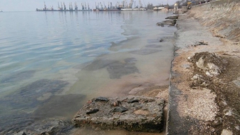 В Азовском море появились неизвестные маслянистые пятна (фото)