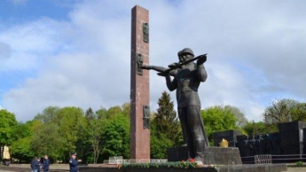 Во Львове демонтируют стелу советского Монумента Славы