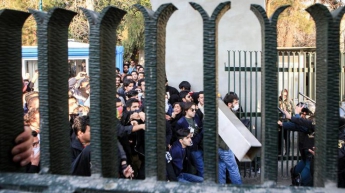 В Иране во время протестов в полицейских врезался автобус, есть жертвы